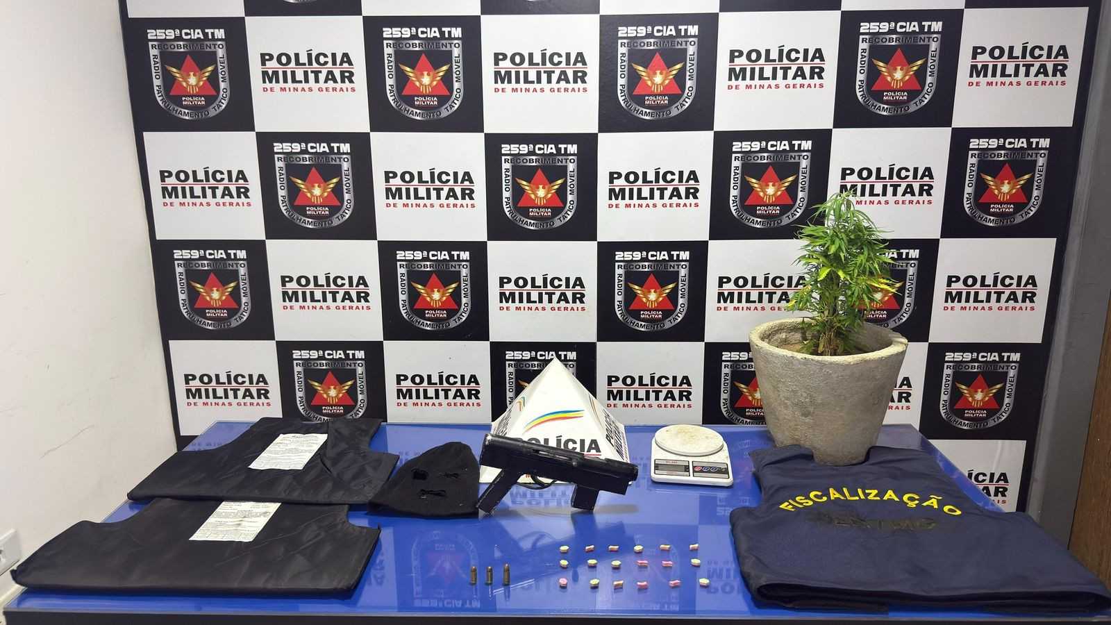 Tráfico de drogas e arsenal caseiro: jovem é preso em Pirapora