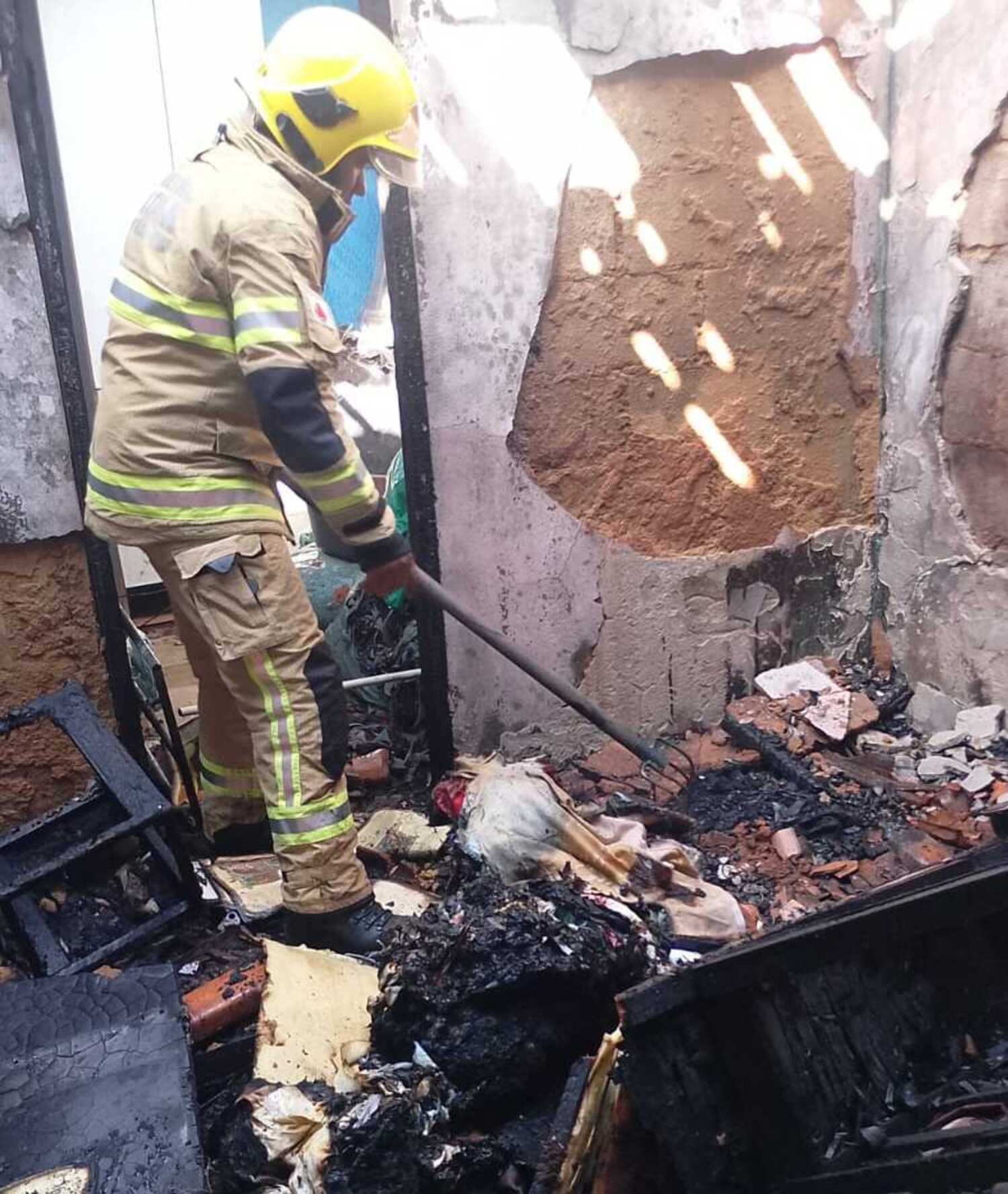 Incêndio em Janaúba deixa quatro pessoas feridas e causa danos em residência