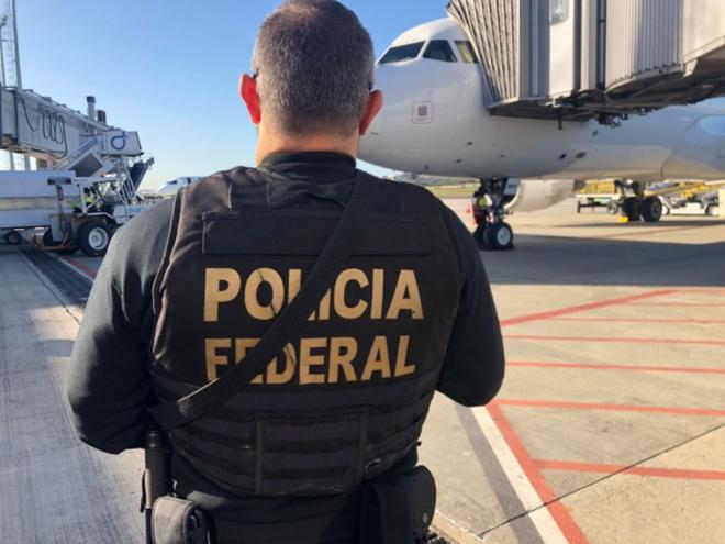 Polícia Federal prende dois foragidos da Justiça com mandados de prisão em aberto no Aeroporto de Confins
