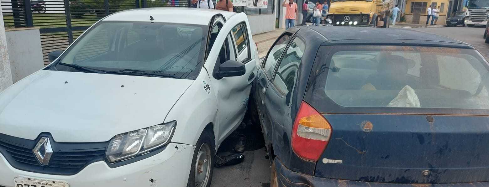Carro oficial da Prefeitura é alvo de ataque e servidor é agredido em Novo Cruzeiro