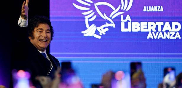 Milei celebra triunfo eleitoral na Argentina contrariando previsões da mídia brasileira