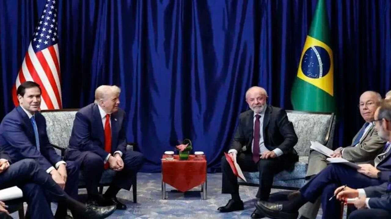 Mãos Vazias: Lula Percorre o Mundo por 24 Horas, Trump Não Cede em Tarifas e Encontro Vira Meme