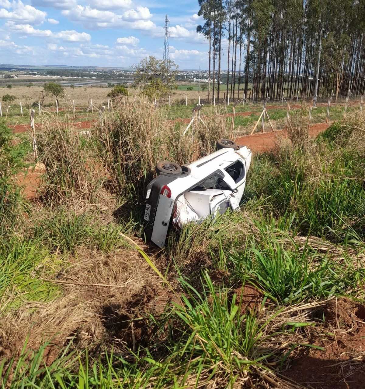 Grávida de Oito Meses Fica Ferida em Capotamento na MG-429 em Lagoa da Prata