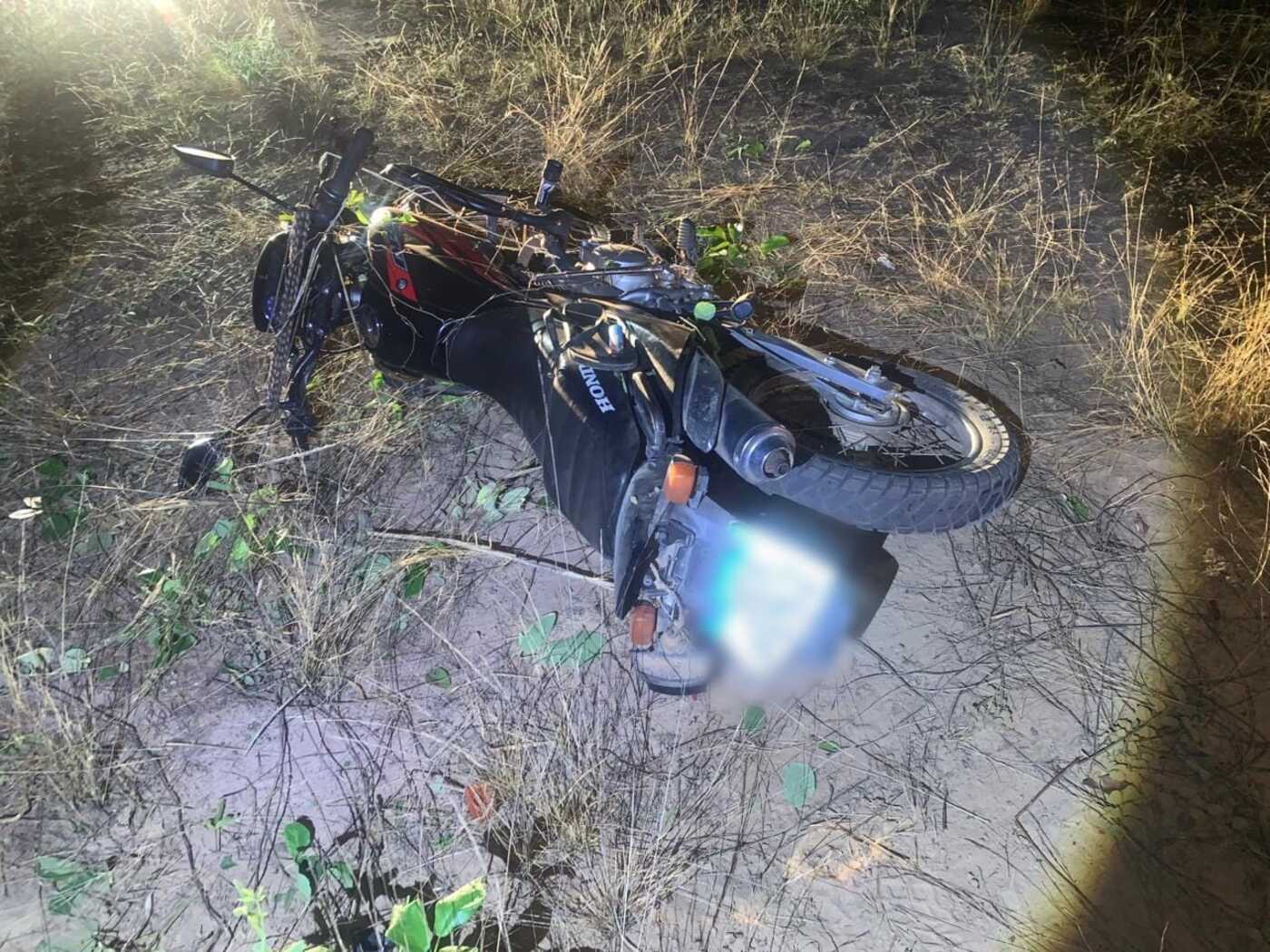Motociclista morre em acidente após colisão com cerca de arame em Arinos