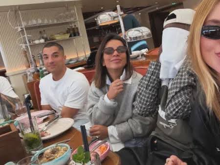 Ao lado de Virginia, Vini Jr. esconde o rosto para selfie em viagem romântica