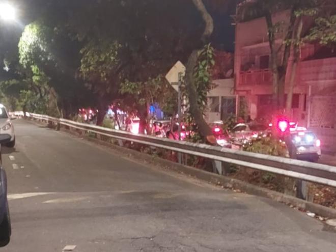 Homem surta, pega o facão e ameaça populares em rua de Ipatinga