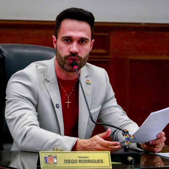 Vereador de Uberaba Enfrenta Possível Cassação por Expor Funcionário Público em Rede Social