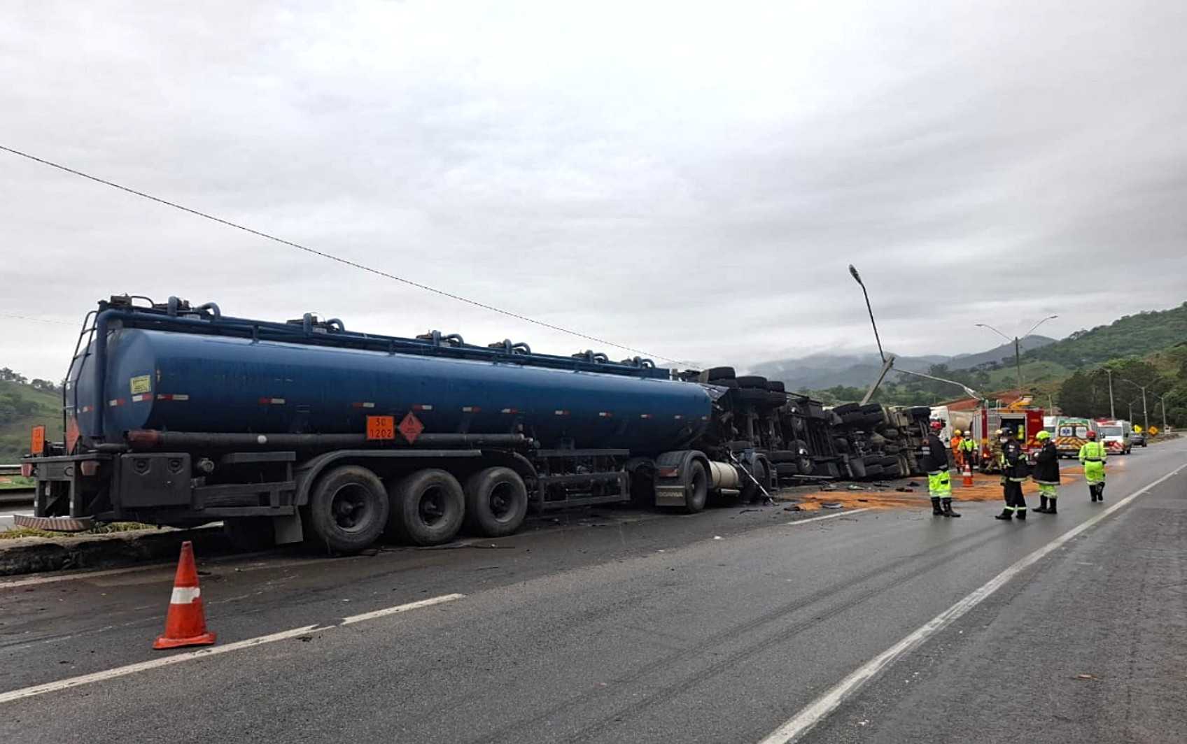 Tragédia na Fernão Dias: Dois Caminhoneiros Perdem a Vida em Acidente Grave em Itapeva, MG