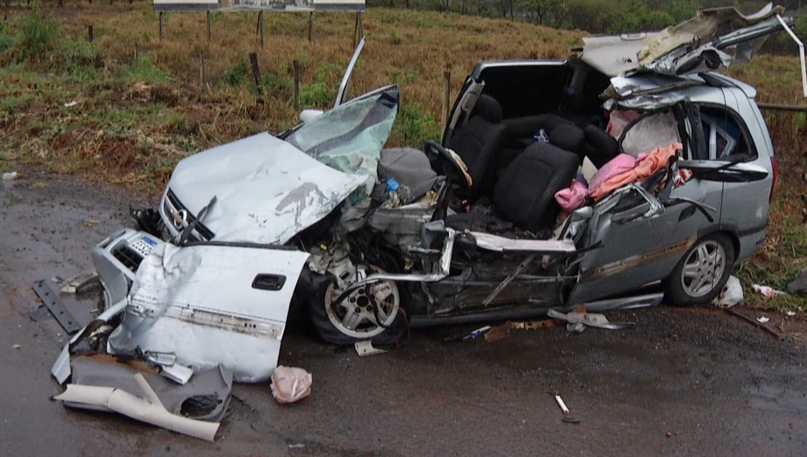 Tragédia na estrada: Casal e neto ficam feridos em colisão entre carro e ônibus na saída de Montes Claros