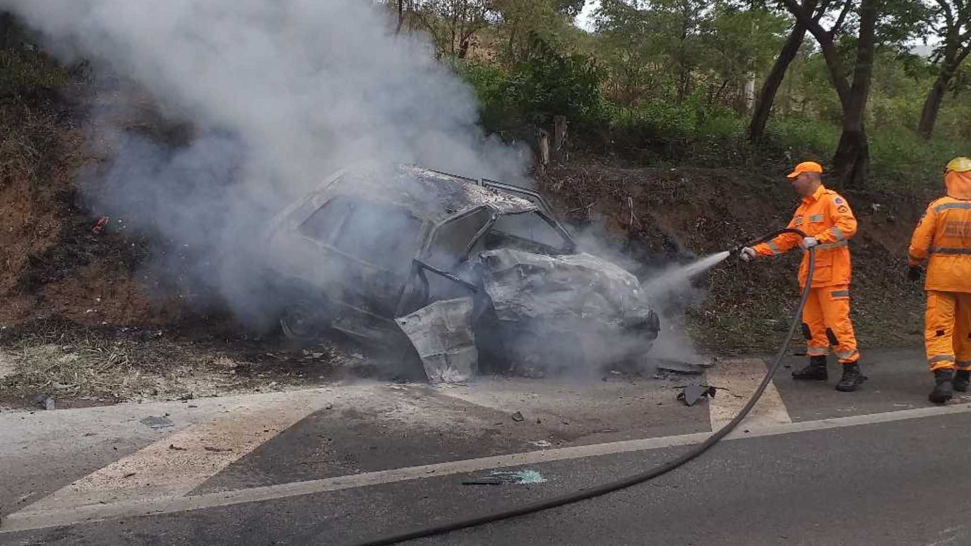 Carro pega fogo após batida na MG-050 e acidente deixa dois mortos em Itaúna