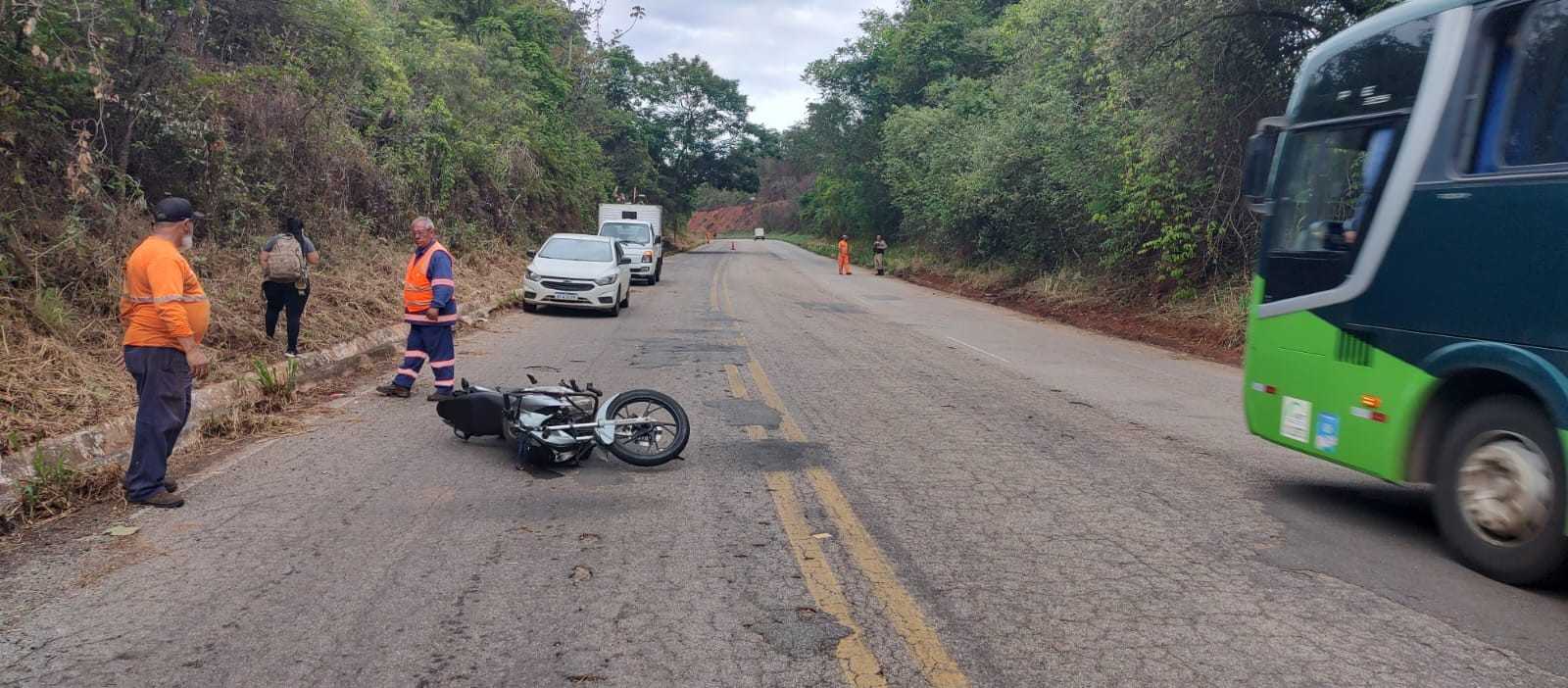 Atropelamento grave em Pará de Minas: trabalhador é atingido por motociclista sem CNH