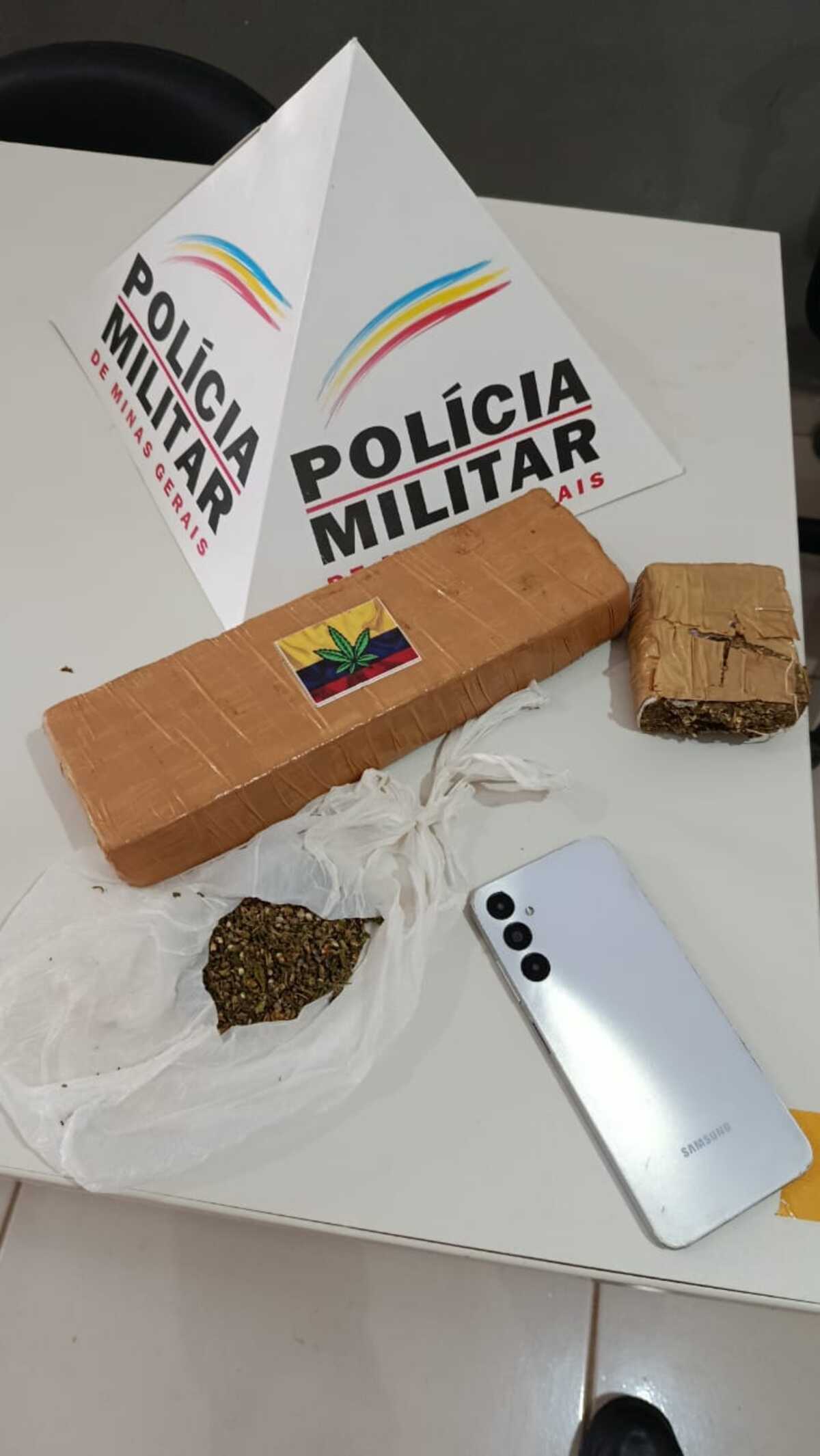Passageiro de táxi é detido com drogas na bagagem em Santa Fé de Minas