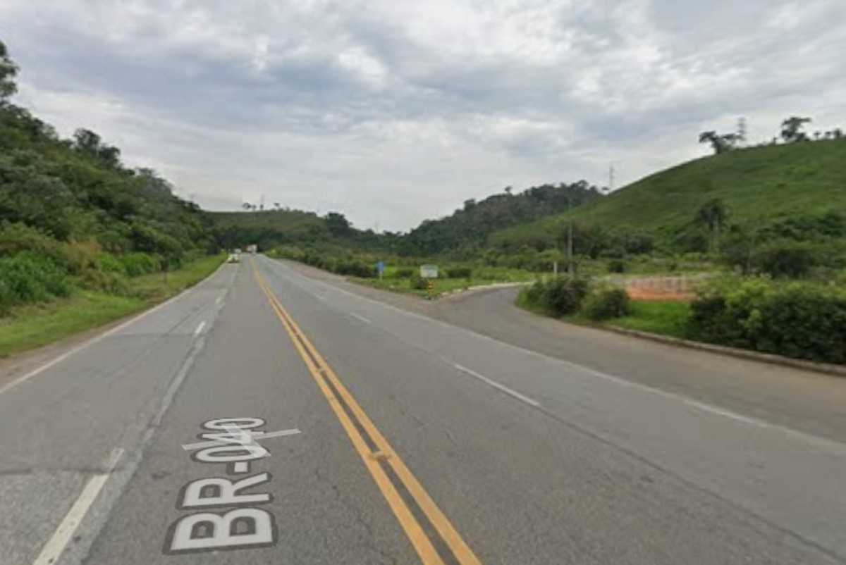 Colisão entre carro e moto resulta em morte na BR-040 em Juiz de Fora