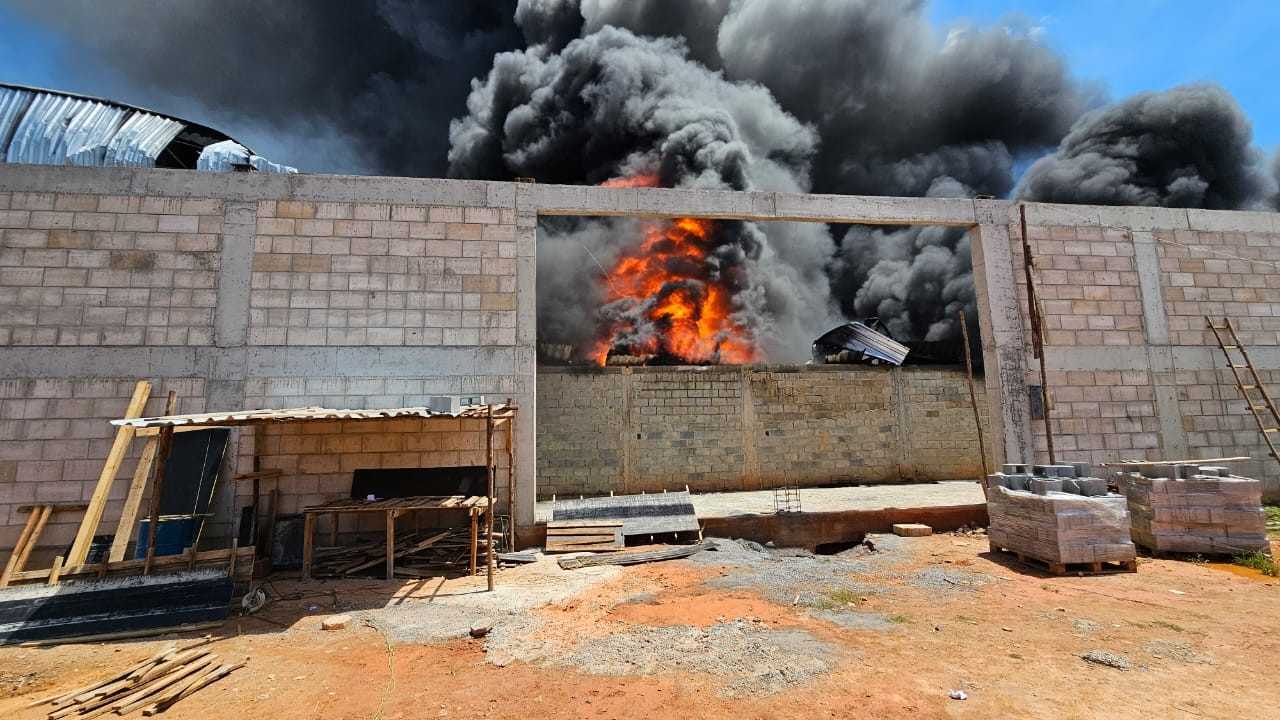 Fogo, explosões e fumaça tóxica marcam incêndio em fábrica de móveis de Ubá