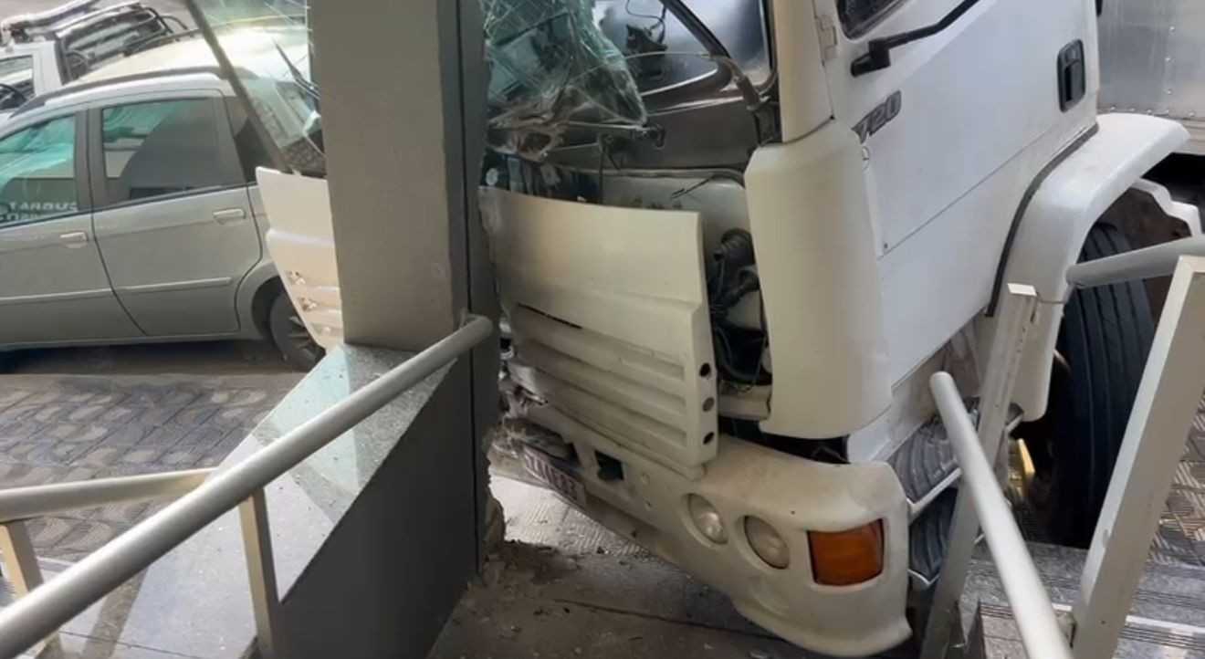 Câmera registra momento de pânico em Divinópolis: caminhão desgovernado destrói fachada de loja