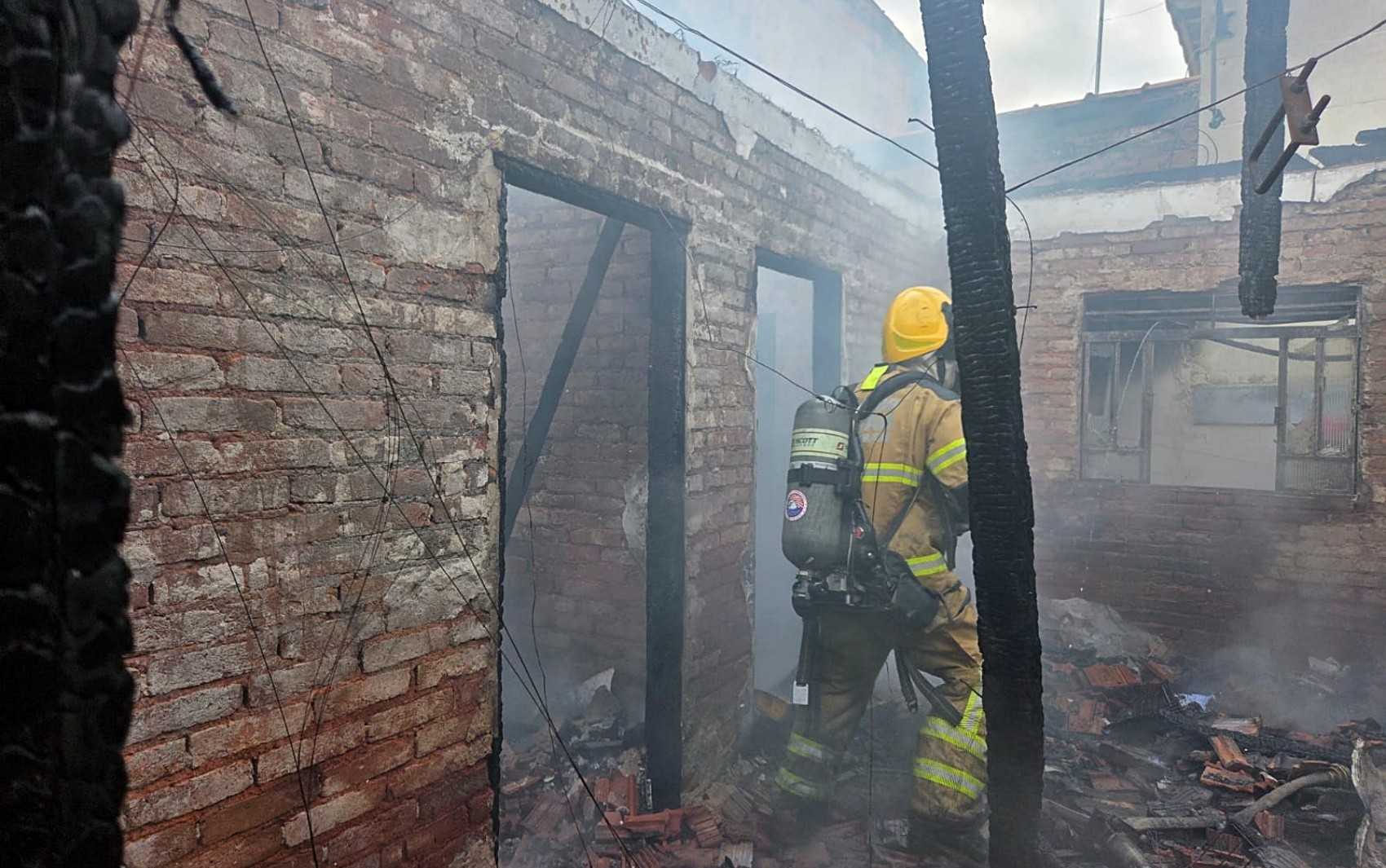 Incêndio em Santa Rita do Sapucaí destrói residência e suspeita de crime após briga é investigada