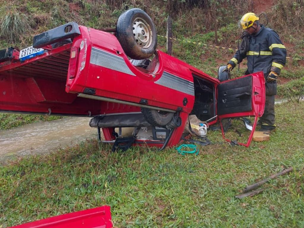 Queda de veículo em ribanceira na BR-381 em Nova Era deixa vítima fatal