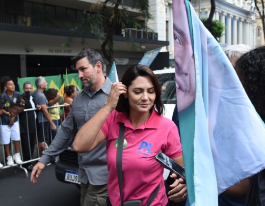 Bolsonaro é a única opção. Se não for, não tem democracia', diz Michelle em Londrina