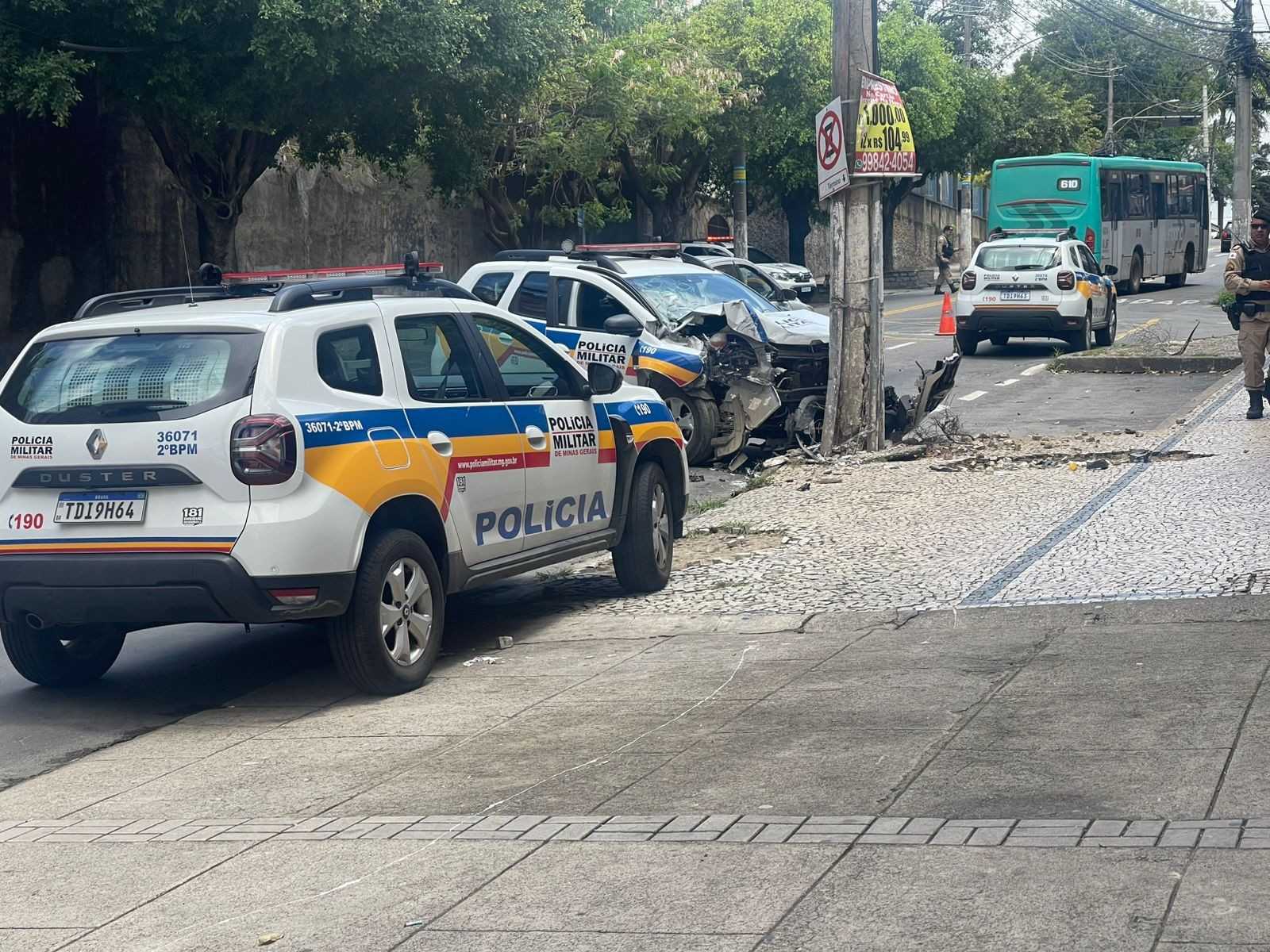 Colisão na Avenida dos Andradas, em Juiz de Fora, envolve viatura policial e veículo de passeio