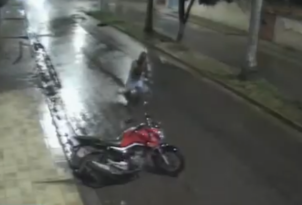 Homem em surto psicótico dá 'voadora' em moto e invade igreja em Santana do Paraíso