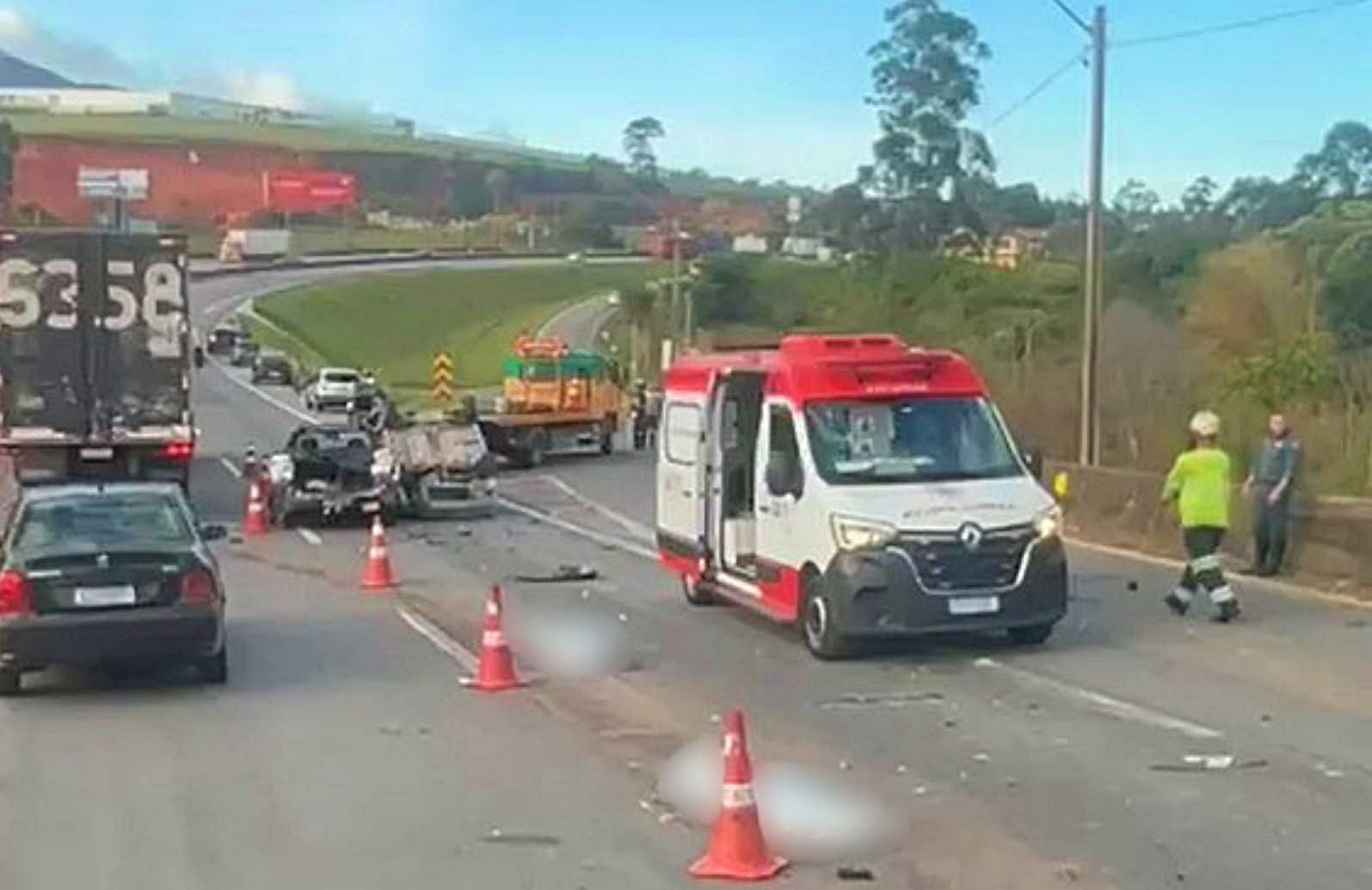 Tragédia em Extrema: Casal de namorados morre em grave acidente com cinco veículos na Fernão Dias