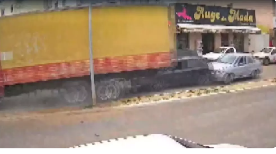 Caminhão desgovernado provoca acidente e atinge loja em Montalvânia