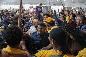 Invasão da COP30 por indígenas e militantes de extrema-esquerda aterroriza participantes e deixa segurança ferido