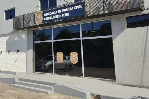 Homem é preso em Conselheiro Pena após ameaçar jogar filho em linha de trem