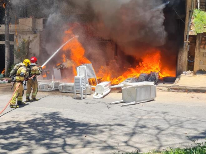 Incêndio em Ipatinga destrói depósito de locadora de eventos no bairro Granjas Vagalume