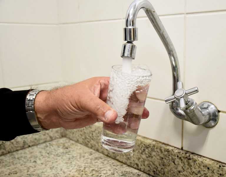 Justiça de Minas Gerais restabelece lei que exige aviso prévio antes do corte de água em Varginha