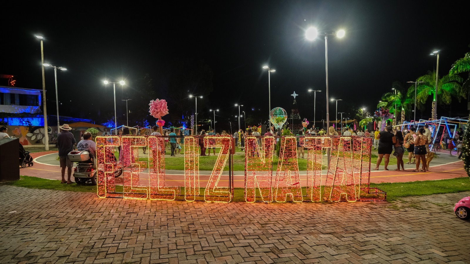 Santana do Paraíso realiza acendimento oficial do Natal Iluminado