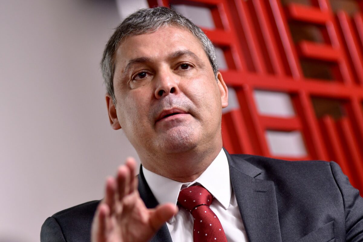 Lindbergh Farias, do PT, pede ao STF rastreio e paradeiro do ferro de solda de Bolsonaro