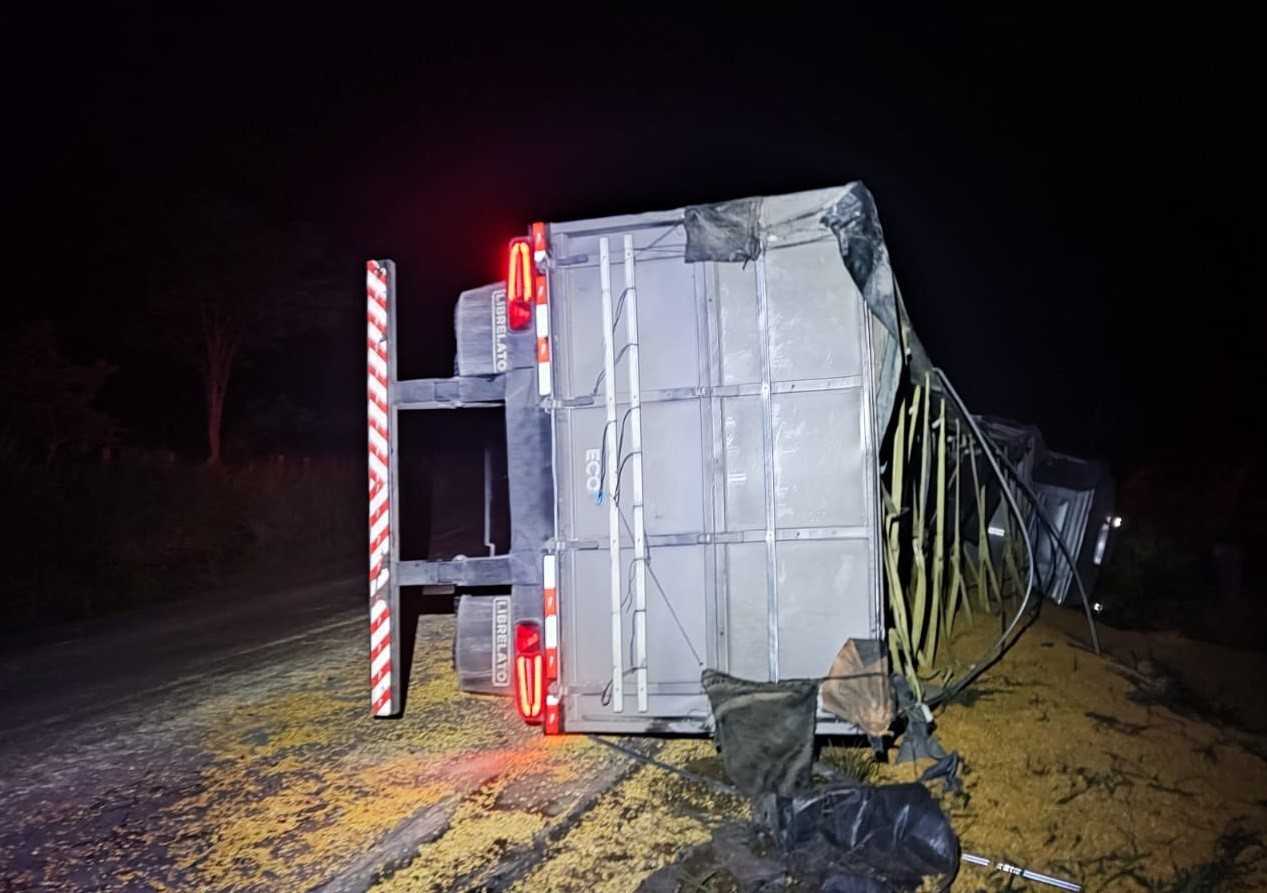 Tragédia na MGC-265 em Mercês termina com morte de caminhoneiro após veículo tombar
