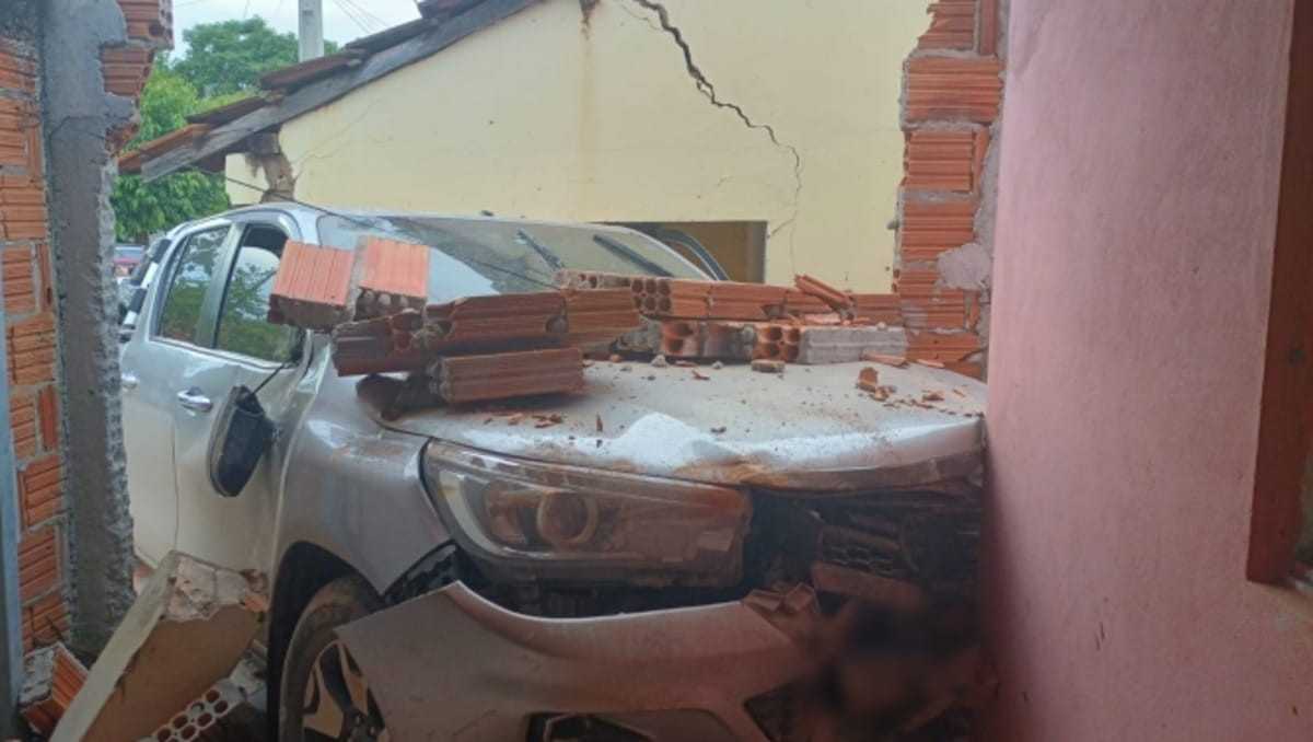 Acidente em Pintópolis deixa idoso gravemente ferido após caminhonete invadir casa