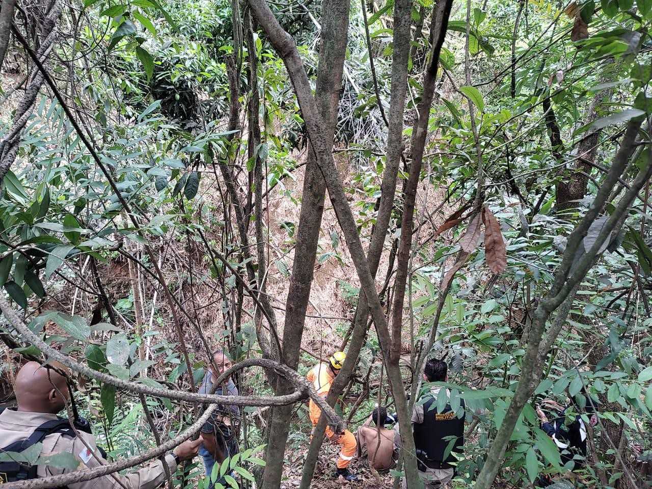 Homem sobrevive quatro dias comendo mangas até ser resgatado de buraco de 50 metros em Paracatu