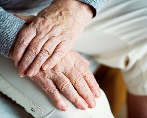 Filho agride brutalmente o próprio pai com socos, chutes e água quente em Ipatinga