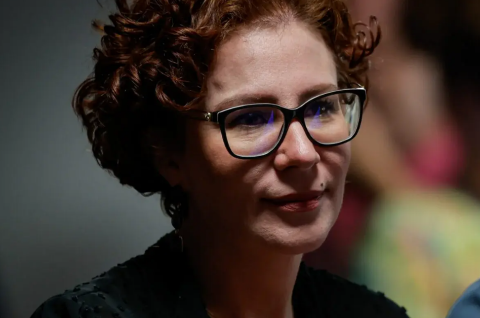 Carla Zambelli renuncia ao mandato, e suplente é convocado na Câmara