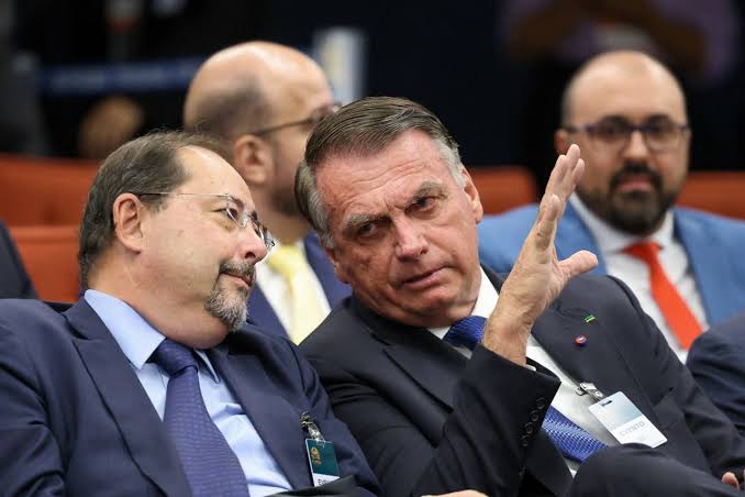 Defesa de Bolsonaro pede cirurgia urgente e prisão domiciliar ao STF