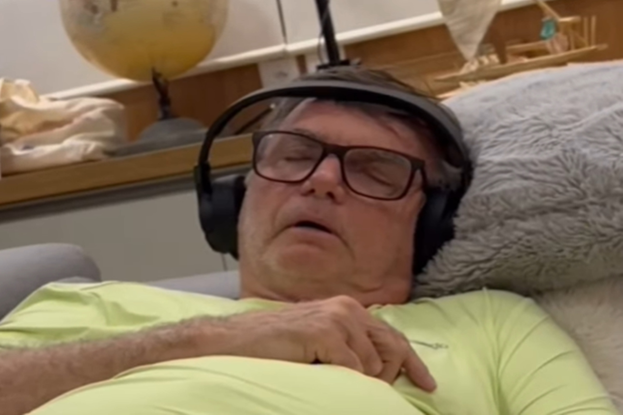 Laudo da PF diz que Bolsonaro soluça até 40 vezes por minuto