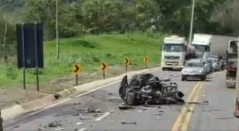 Motorista morre em grave batida entre carro e carreta na BR-381 em Nova Era