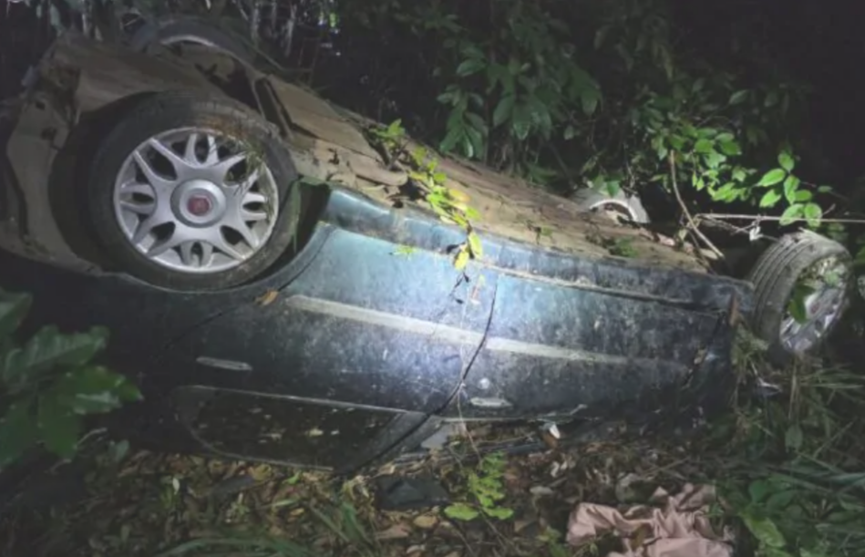 Mulher morre e motorista fica ferido após carro cair em ribanceira na BR-040 em Sete Lagoas