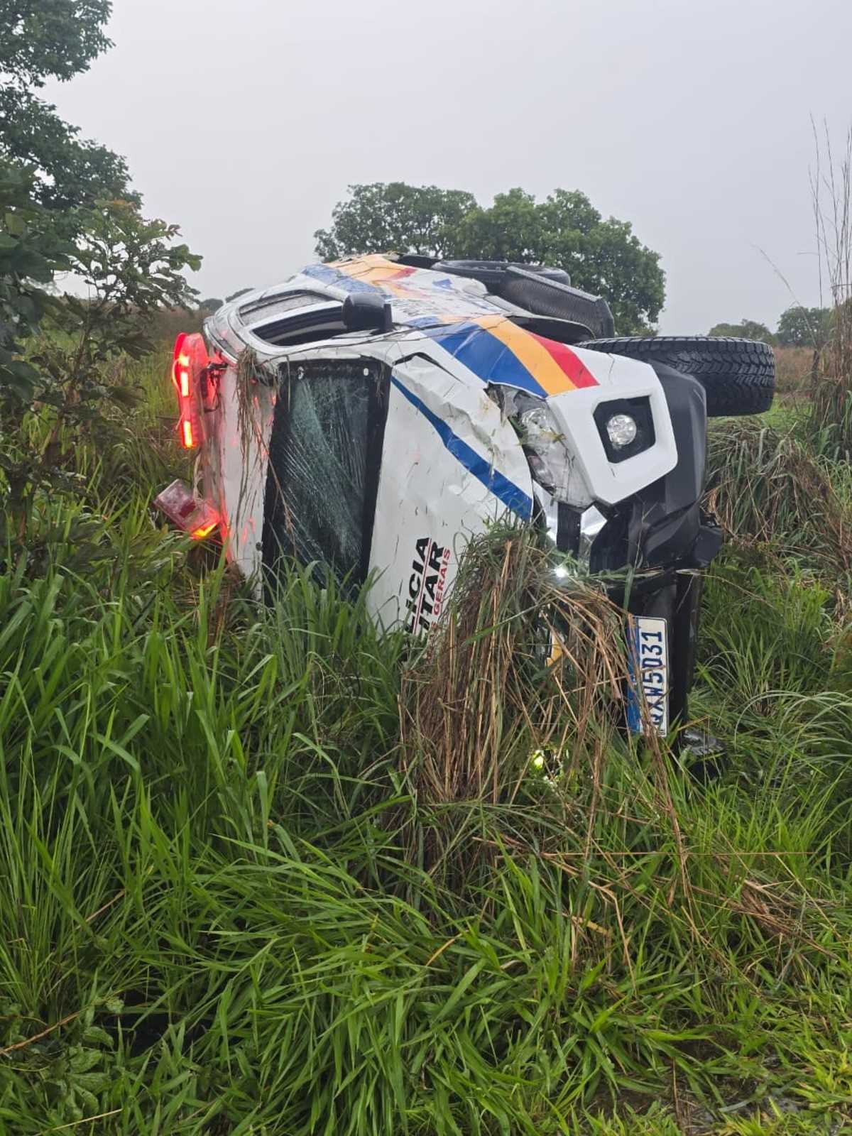 Viatura da Polícia Militar capota durante chuva forte na BR-135 em Curvelo