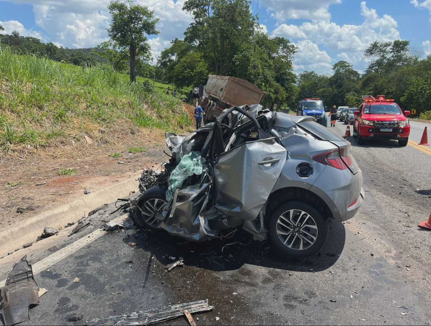 Batida frontal entre carro e carreta deixa uma vítima fatal na BR-381 em Nova Era