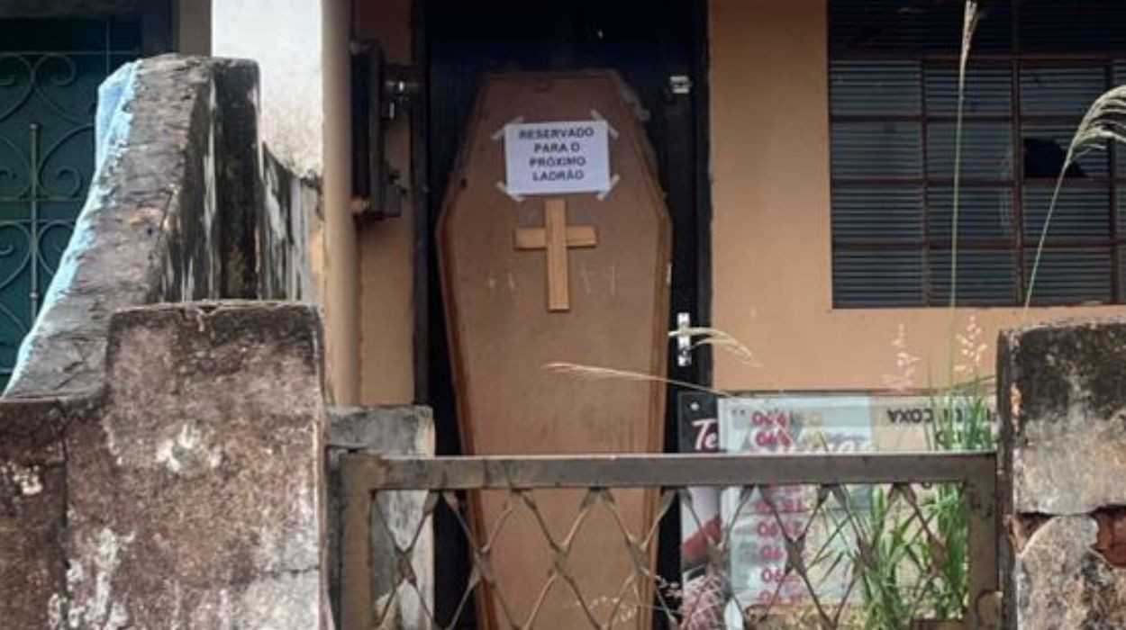 Cansado de assaltos, morador coloca caixão com recado para ladrões na porta de casa: 'Reservado'