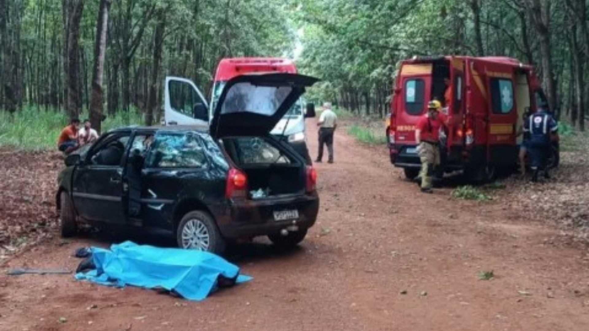 Acidente em Iturama deixa uma vítima fatal e quatro feridos após colisão com árvore