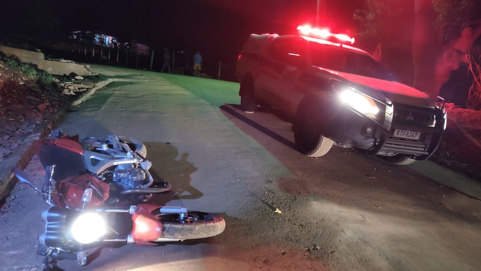 Motociclista de 18 anos morre em colisão durante tentativa de fuga da polícia em Juiz de Fora