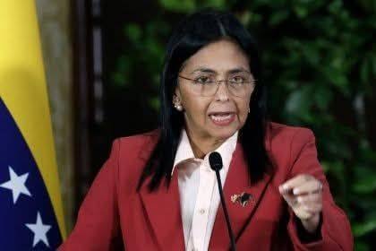 Venezuela: presidente interina baixa o tom e fala em colaboração com EUA   Se ligue na sintonia web da melhor radio da cidade: [https://portalminas.com/radio](https://portalminas.com/radio)  A presidente interina da Venezuela, Delcy Rodríguez, adotou um tom conciliador ao defender diálogo e cooperação com os Estados Unidos. Em declaração divulgada neste domingo, ela afirmou que o país reafirma sua vocação de paz e que busca um relacionamento internacional equilibrado e respeitoso, baseado na igualdade soberana e na não ingerência. A fala ocorre após a captura de Nicolás Maduro e de sua esposa, Cilia Flores, pelas forças norte-americanas.  Até então, Rodríguez vinha adotando um discurso firme contra as intervenções estrangeiras, mas a carta divulgada pelos canais de comunicação do governo prioriza agora uma convivência pacífica. A presidente interina destacou que a paz global se constrói garantindo primeiro a paz de cada nação e estendeu um convite formal ao governo dos Estados Unidos para a construção de uma agenda conjunta voltada ao desenvolvimento compartilhado.  Em recado direto ao presidente Donald Trump, Rodríguez ressaltou que a região merece diálogo e não guerra, reforçando o direito do país à soberania e ao futuro estável. Por outro lado, Trump afirmou em entrevista recente que a atual comandante poderá pagar um preço alto caso não colabore com os planos de transição, mantendo a pressão sobre a estrutura política de Caracas.