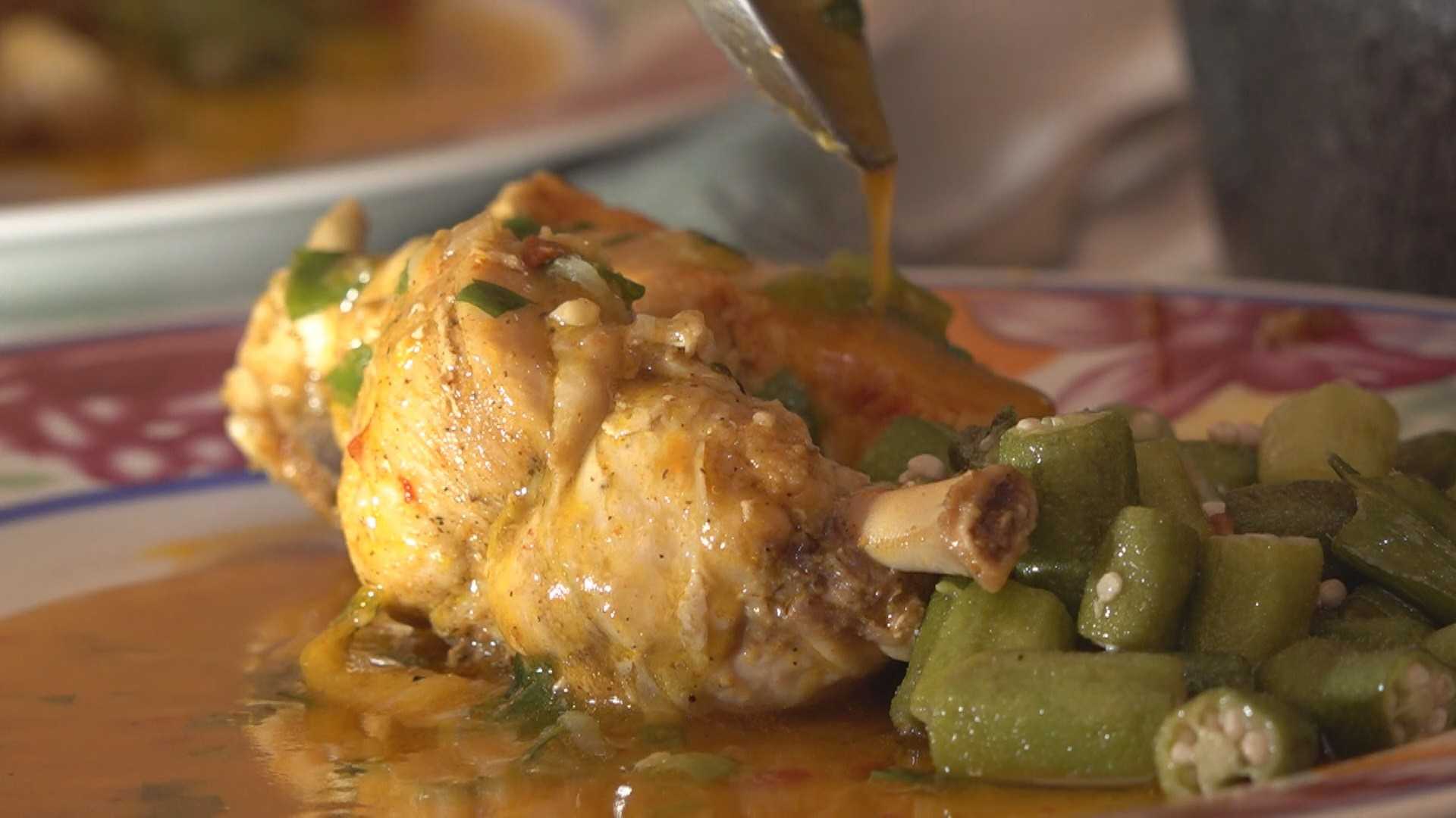 Tradicional frango com quiabo de Minas Gerais une historia e sabor em receita simples