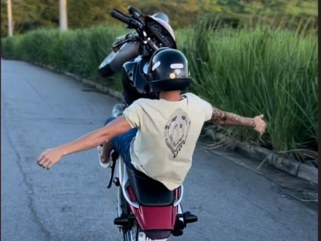 Jovem desafia a lei em Santana do Paraíso ao empinar moto atrás de viatura da Polícia Civil e tentar ocultar placa durante fuga alucinada