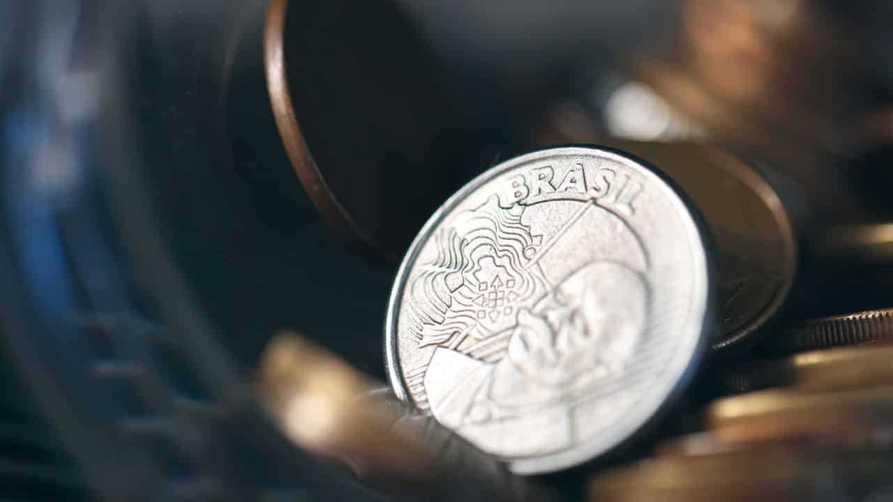 Moeda de 50 centavos de 2012 com defeito vale até 1500 reais e você pode ter uma aí na sua casa